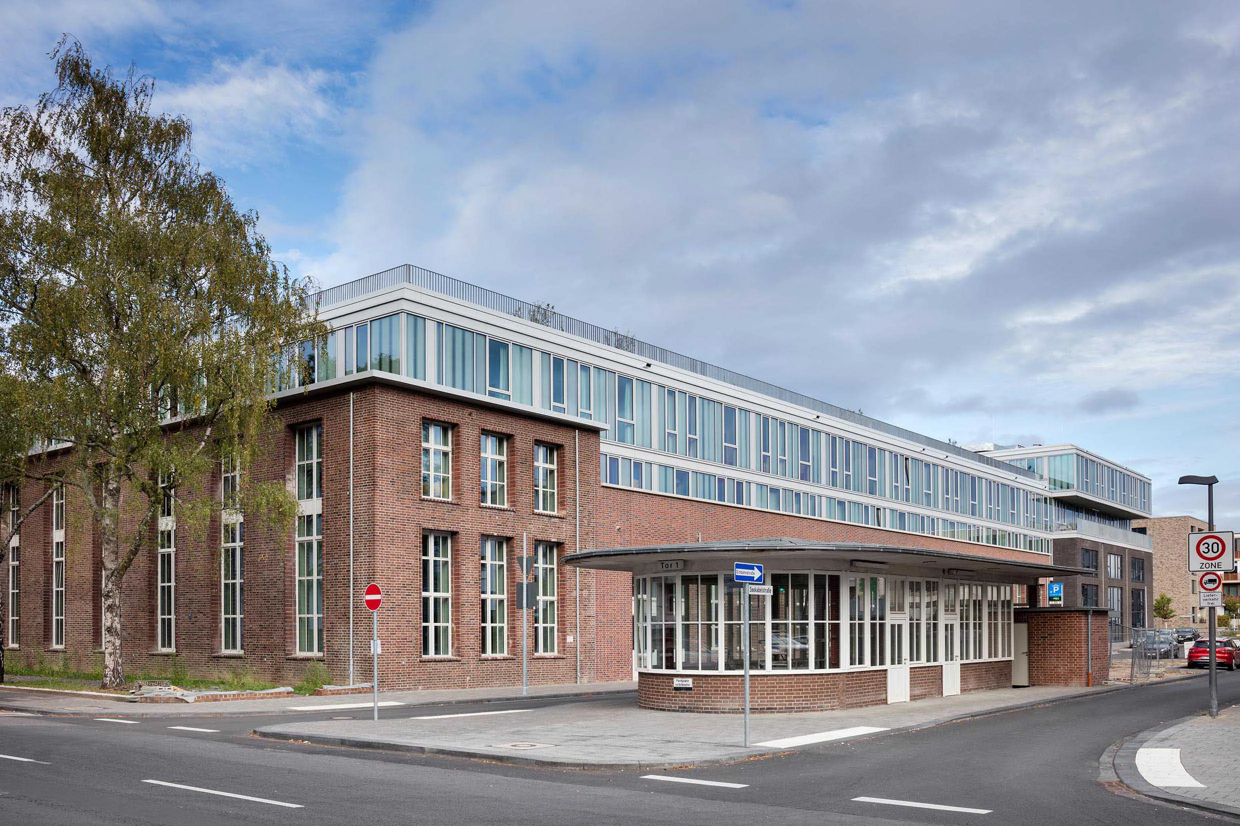 Hinter der denkmalgeschützten Ziegelfassade entstanden drei- und viergeschossige Neubauten nach den Entwürfen von Lepel & Lepel Architekten.