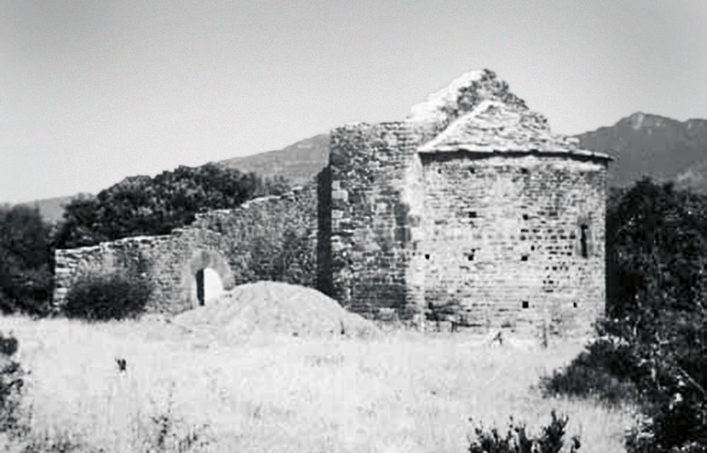 The partly preserved apse of the chapel once had valuable wall paintings dating from the 12th century. Today they can be viewed in Jaca Diocesan Museum.