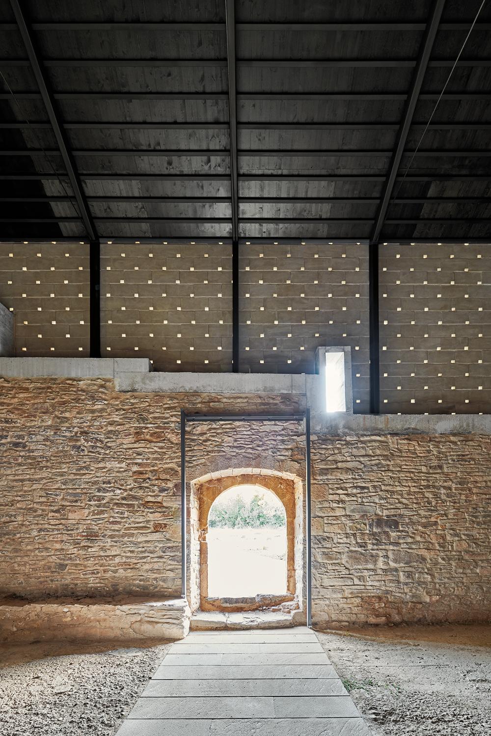 Ein Ringanker aus Stahlbeton umfasst das Bruchsteinmauerwerk der Kapelle. Auch die neue Öffnung über dem Eingang ist mit einem Betonrahmen gefasst.