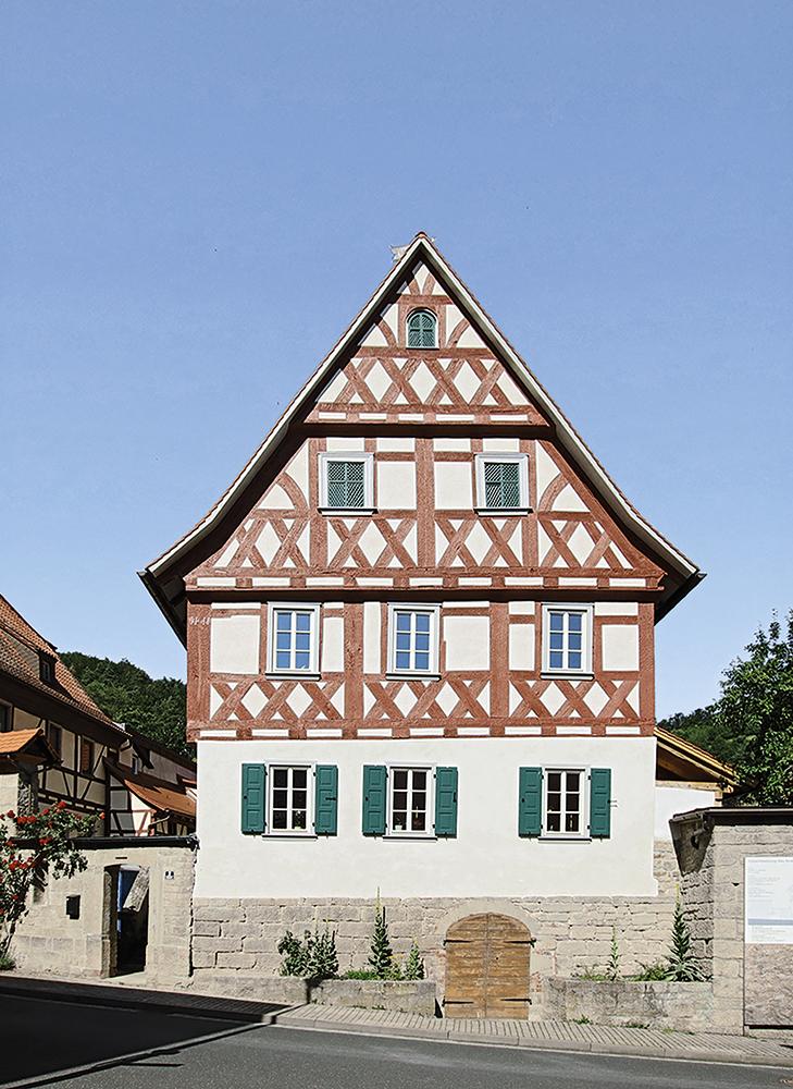 Bei der Sanierung eines 500 Jahre alten Fachwerkhauses in Sulzthal setzte das Architekturbüro Gerber auf eine HolzfaserInnendämmung von Udi-Dämmsysteme.