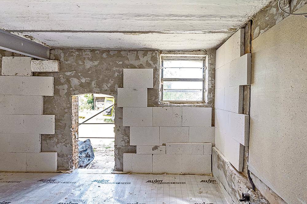 Mit den Multipor ExSal Therm Entsalzungsplatten von Xella ließ Architektin Maria Nitsch das durchfeuchtete und salzhaltige Mauerwerk eines ehemaligen Stalls bei Kassel sanieren und dämmen.