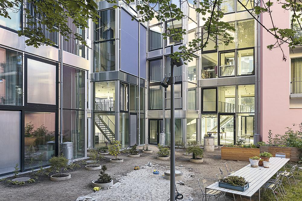 Alle Fenster öffnen sich über die gesamte Geschosshöhe von 2,5 bis 5 m. Jede Wohnung wird zum Teil des Stadtraums.