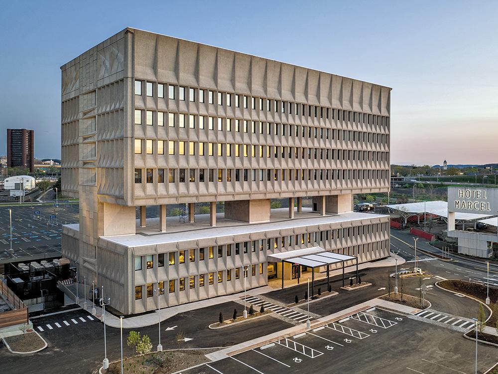 In New Haven im US-Bundesstaat Connecticut haben die Architekten Becker + Becker ein Bürogebäude von Marcel Breuer zum Hotel umgebaut – im Passivhausstandard und mit 100 % solarer Energieversorgung.
