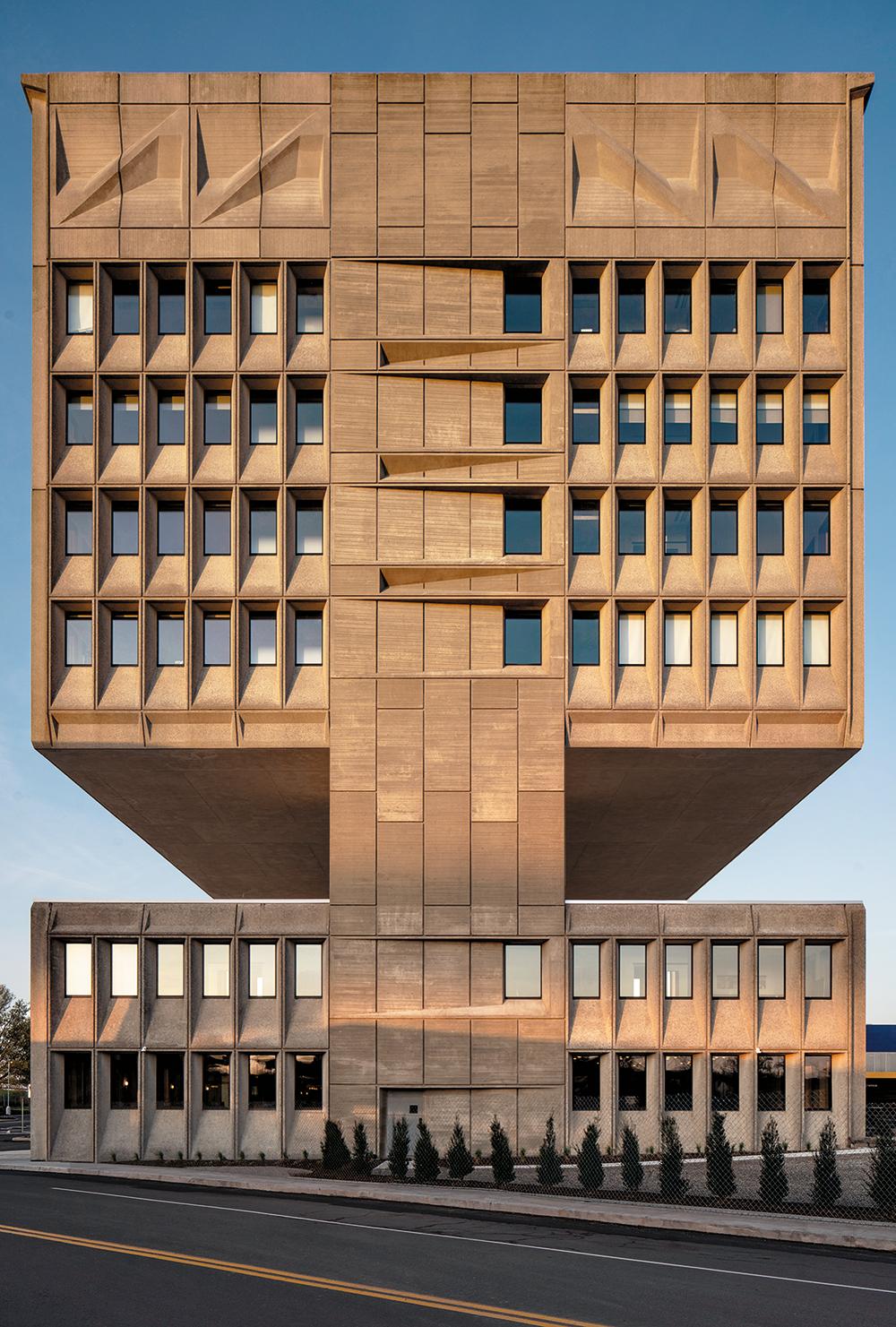 Die zweigeteilte Silhouette des Gebäudes ist unverwechselbar. Mit der zusätzlichen Gebäudehöhe wollten Marcel Breuer und der damalige Bürgermeister von New Haven ein Ausrufezeichen im Stadtbild setzen.