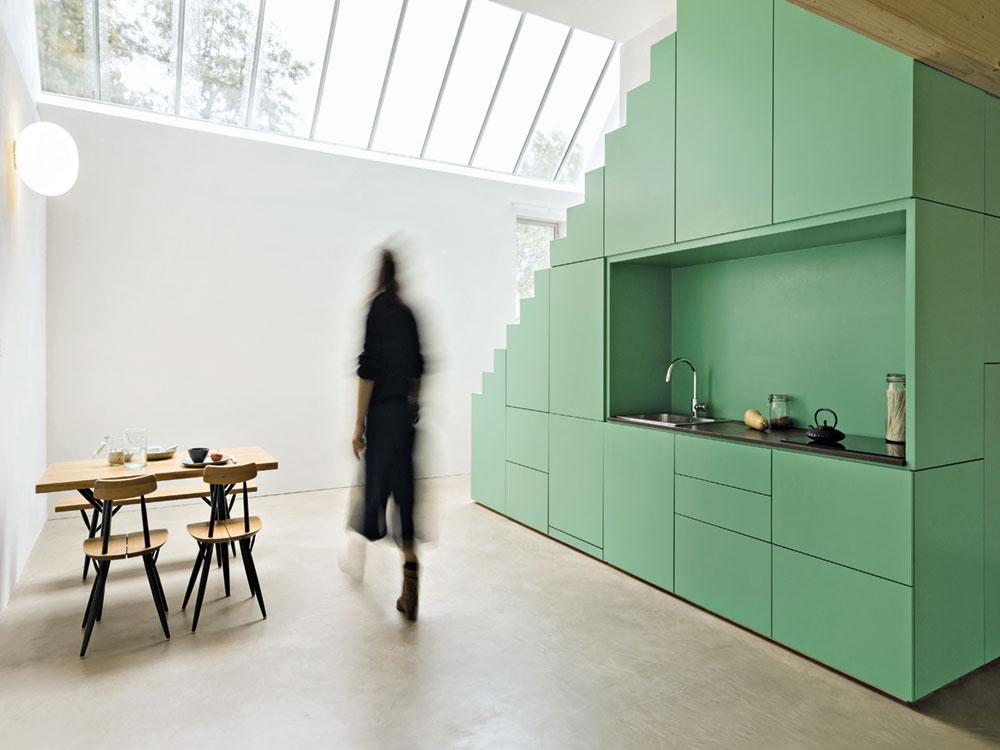Mithilfe eines leuchtend grünen Raummöbels verwandelt das Designerstudio De Nieuwe Context ein Künstleratelier in eine luftige Unterkunft für Gäste.
