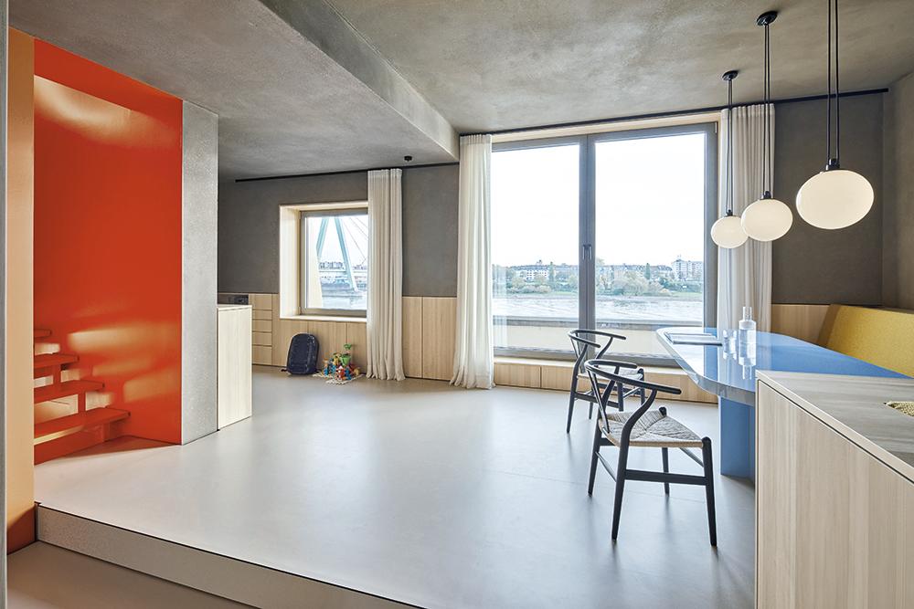 The platform with dining area and workplace niche is raised by two steps and provides an open view of the impressive Rhine scenery.