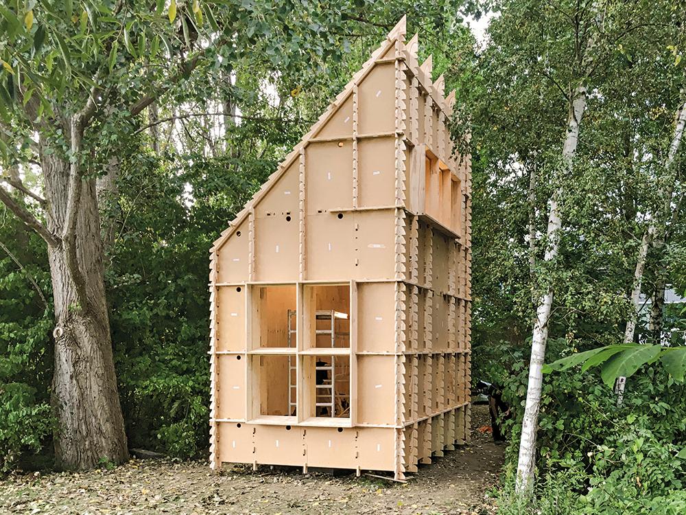 Die Holzrippenkonstruktion wird innen mit Sperrholz und außen mit einer diffusionsoffenen Holzfaserplatte beplankt, verriegelt und so zusätzlich ausgesteift.