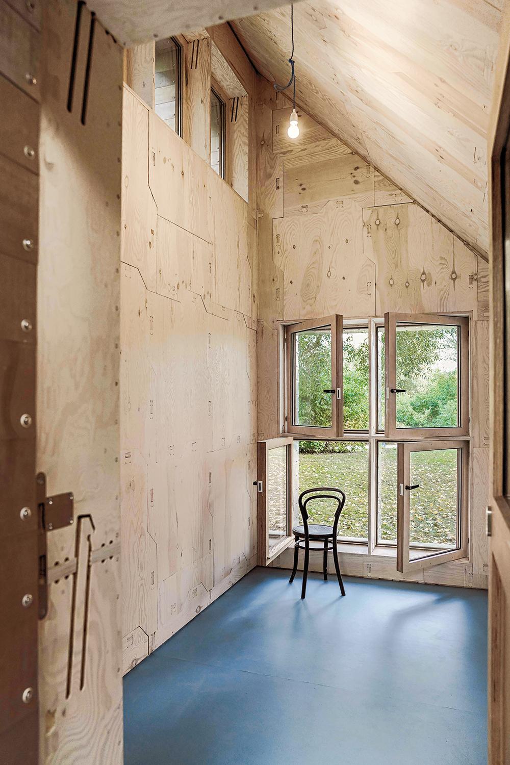 Die besonderen Fügedetails prägen den Innenraum des kleinen Hauses. Auch Fenster und Tür sind digital gefertigt und mit Steckverbindungen gefügt.