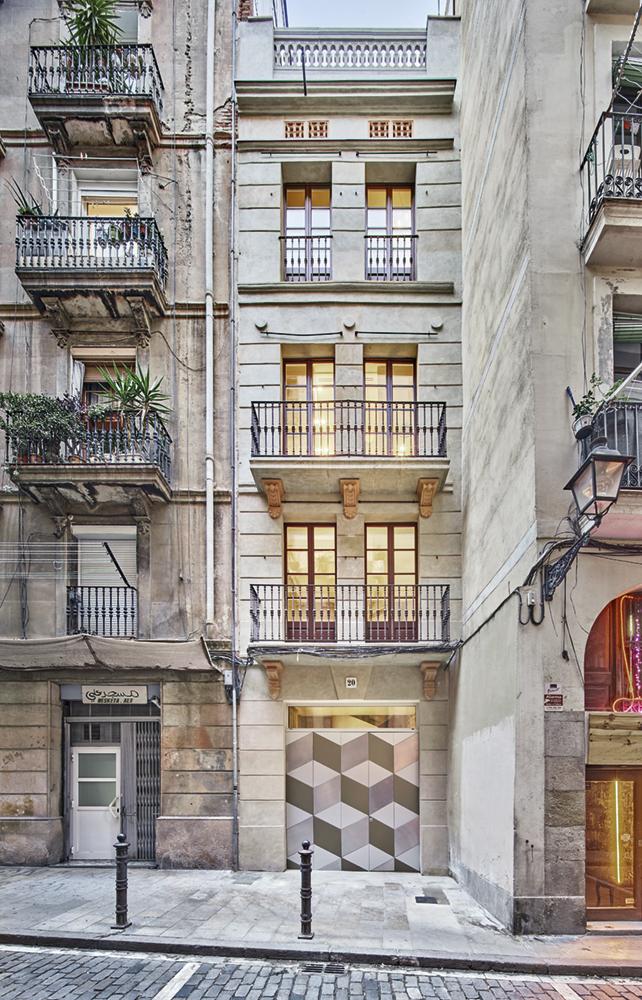 The city determined the colour and materials of the facade. Only the aluminium element that conceals the entrance door was designed by the architects.
