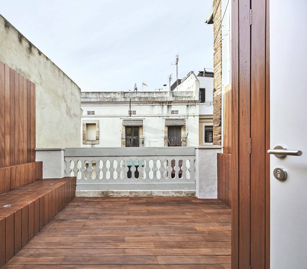 Von der Dachterrasse fällt der Blick auf das Treiben der Stadt. Unter der Sitzbank, in die Leuchten integriert sind, können Sitzpolster aufbewahrt werden.