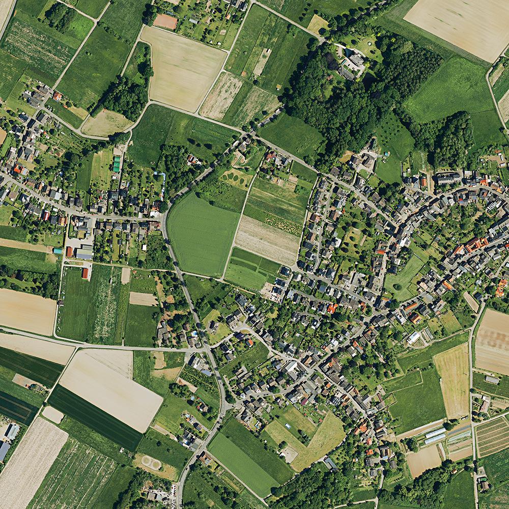 Ein typisches Bild unserer Kulturlandschaft: An Stadt- und Dorfrändern verwischen die Grenzen zwischen Siedlung und landwirtschaftlich genutzten Flächen.