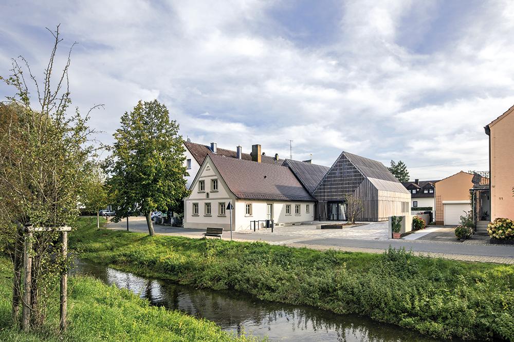 Aus einer Scheune wird eine Bücherei: Der Umbau in Gundelsheim von Schlicht Lamprecht Kern zeigt, wie die Transformation gelingen kann.