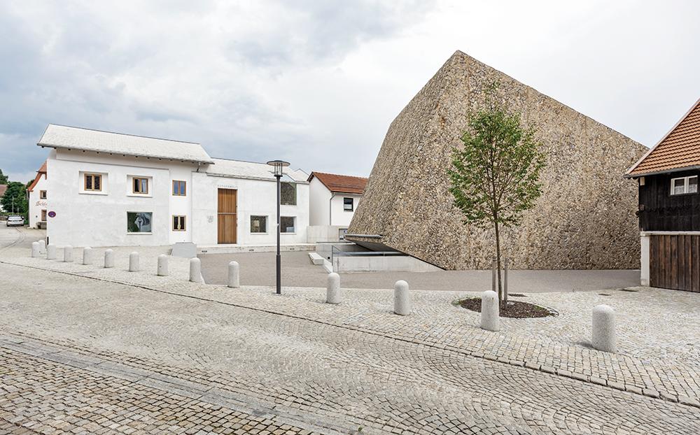 Mit seinem Konzerthaus hat Peter Haimerl eine neue Ortsmitte für die kleine Gemeinde Blaibach in der Oberpfalz geschaffen.
