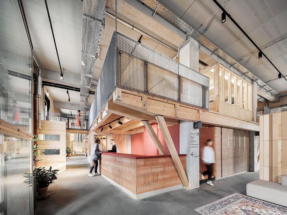 Auf dem Areal der ehemaligen Kindl-Brauerei in Berlin verwandeln LXSY Architekten eine Lagerhalle in eine vielfältige Arbeitslandschaft aus mehrheitlich wiederverwendeten Materialien.
