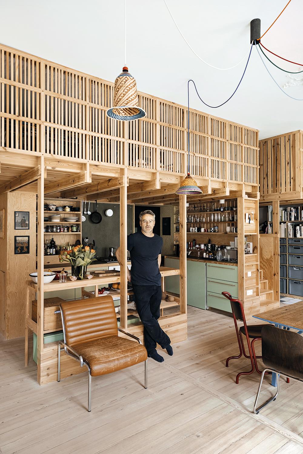 Der Berliner Architekt Andree Weißert ist passionierter Holzbauer und Spezialist für maßgeschneiderte Umbauten im Bestand. Zum Interview treffen wir uns in seiner Wohnung, die er familiengerecht umgestaltet hat.