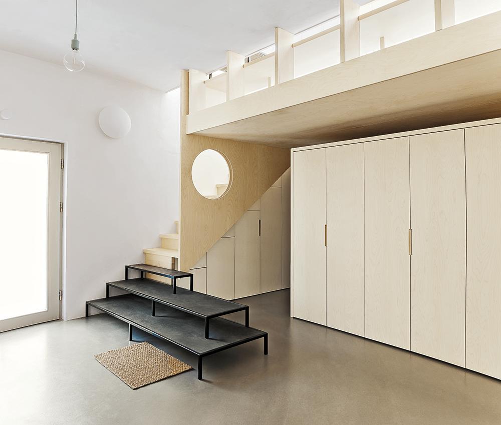Durch das neu gewonnene Split Level dringt Tageslicht in alle Bereiche der Wohnung. Vom Esstisch aus kann man nun direkt in den Himmel blicken.