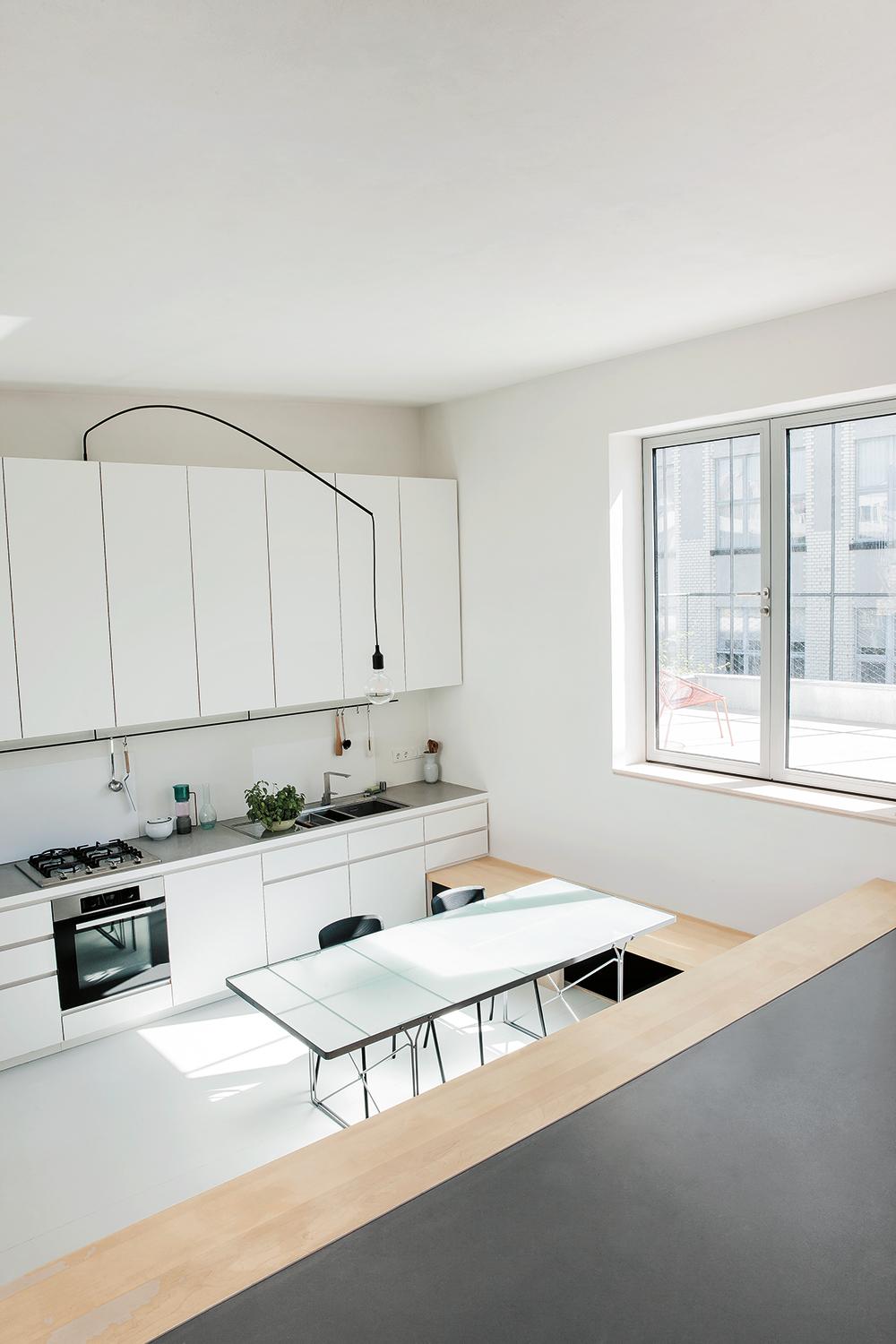 Durch das neu gewonnene Split Level dringt Tageslicht in alle Bereiche der Wohnung. Vom Esstisch aus kann man nun direkt in den Himmel blicken.