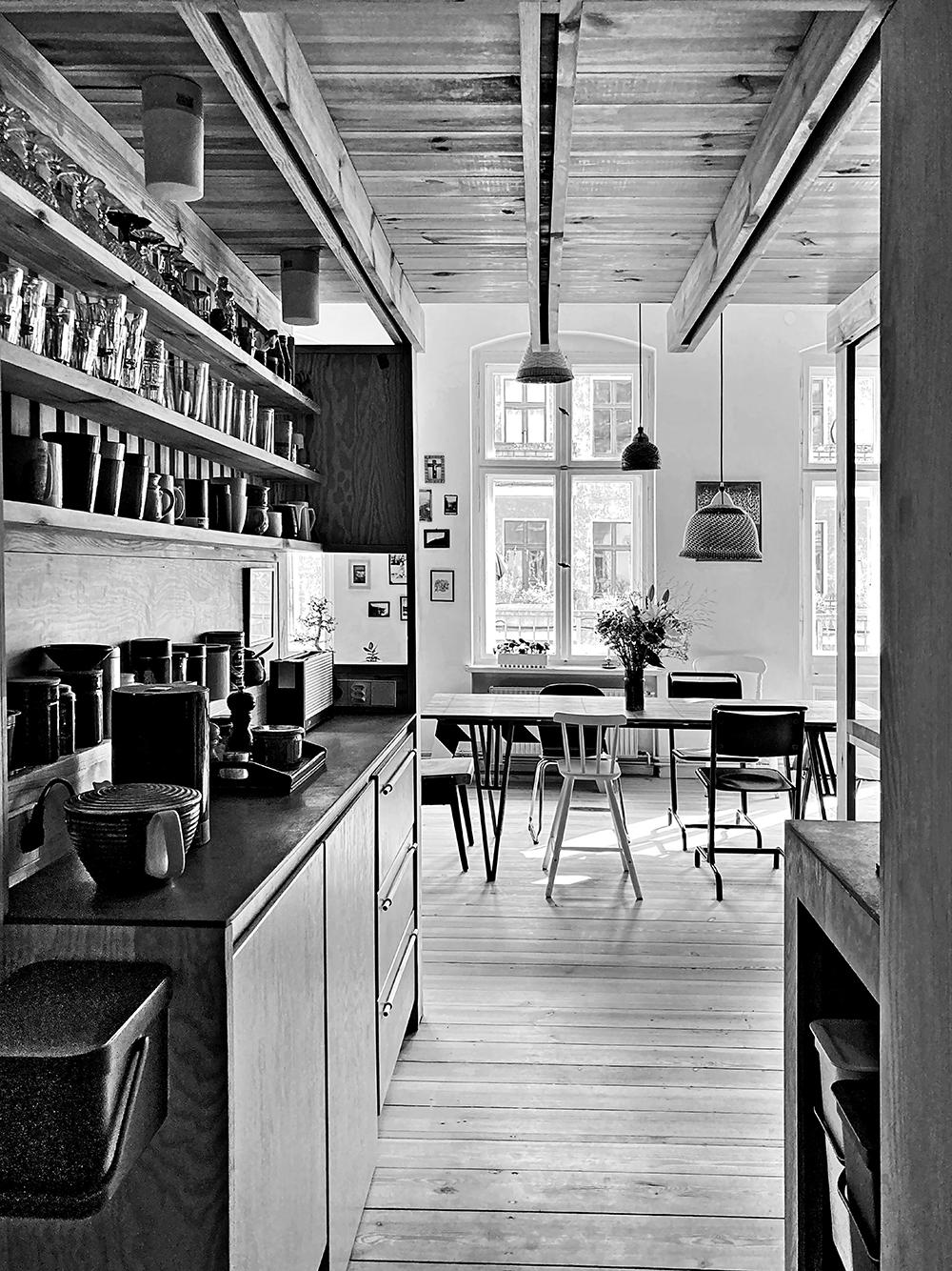 Der Berliner Architekt Andree Weißert ist passionierter Holzbauer und Spezialist für maßgeschneiderte Umbauten im Bestand. Zum Interview treffen wir uns in seiner Wohnung, die er familiengerecht umgestaltet hat.