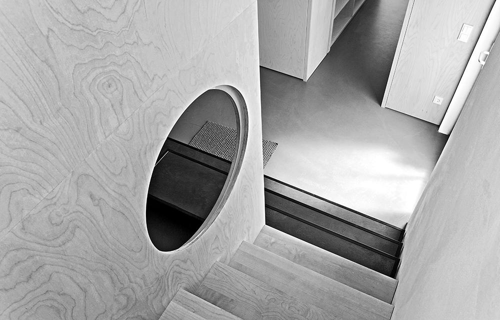 Durch das neu gewonnene Split Level dringt Tageslicht in alle Bereiche der Wohnung. Vom Esstisch aus kann man nun direkt in den Himmel blicken.