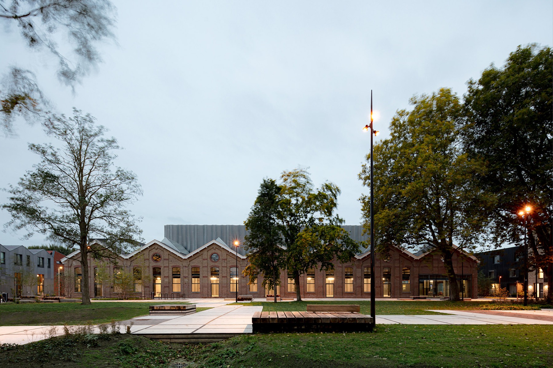 Umgebaute Industriehalle von Studioninedots in Utrecht