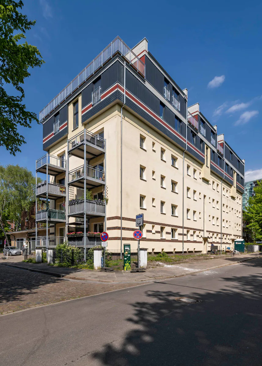 Der Geschosswohnungsbau in Hamburg Altona wurde durch Zugpferd Architektur um zwei Etagen beziehungsweise sechs Wohnungen aufgestockt. Foto