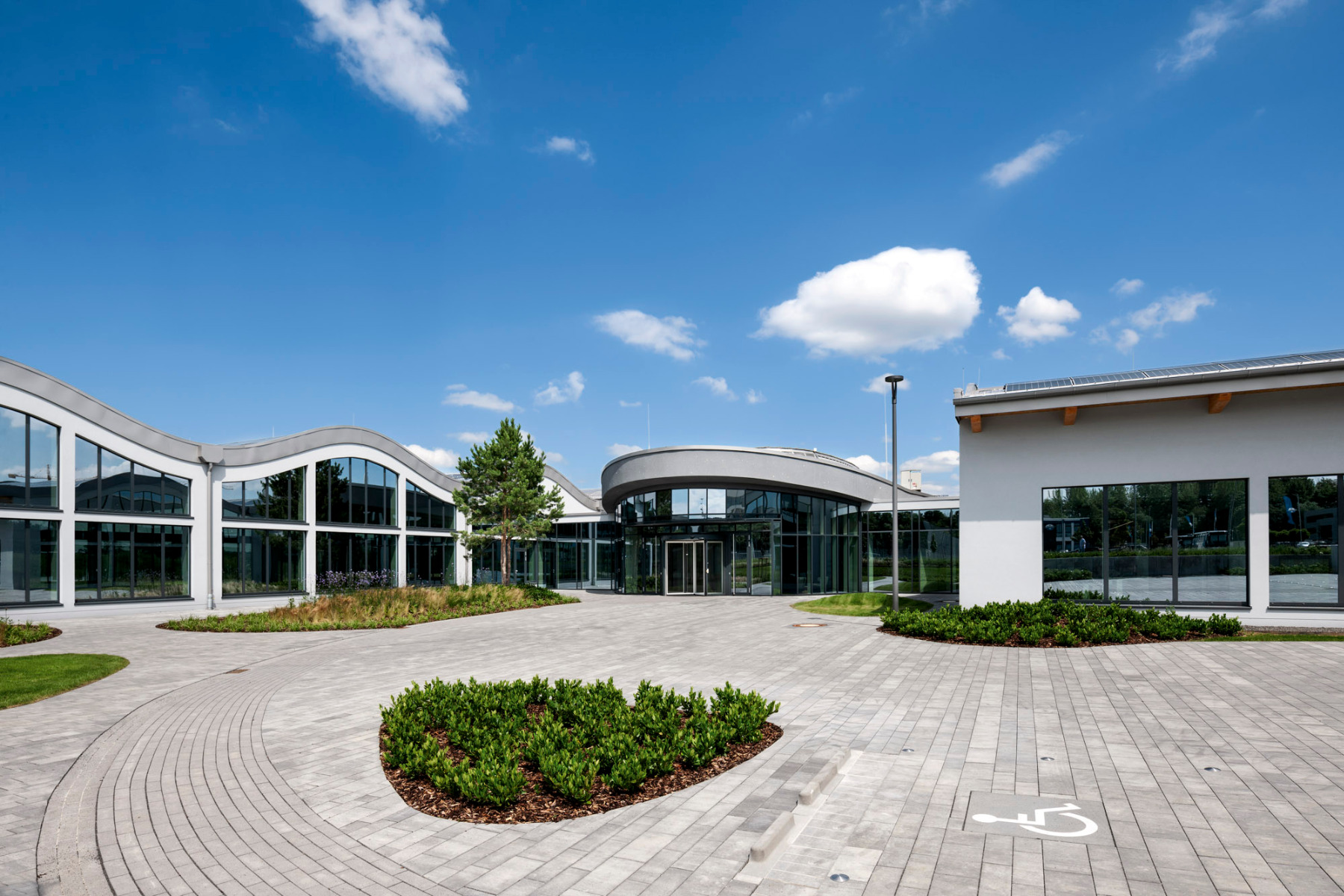 Aluminium-Profilsystem trifft Wellendach