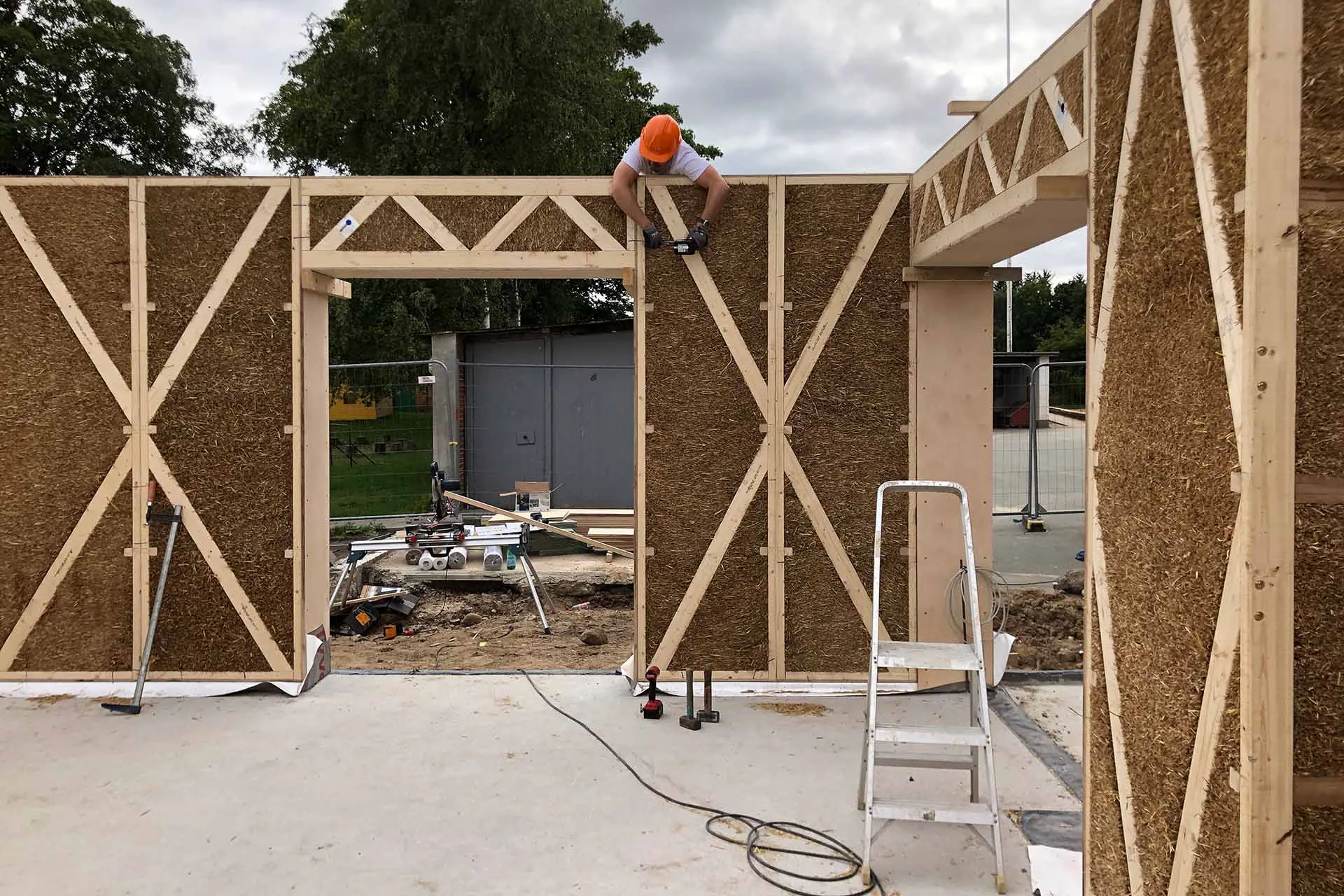 Holzelemente aus Stroh dienen als Isolierung und Konstruktion.