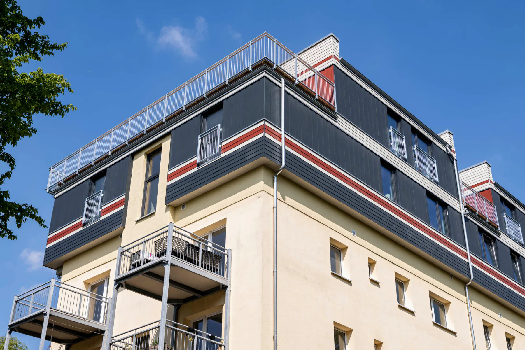 Der in Leichtbauweise errichtete Aufsatz kragt leicht über den Bestand hinaus. Foto