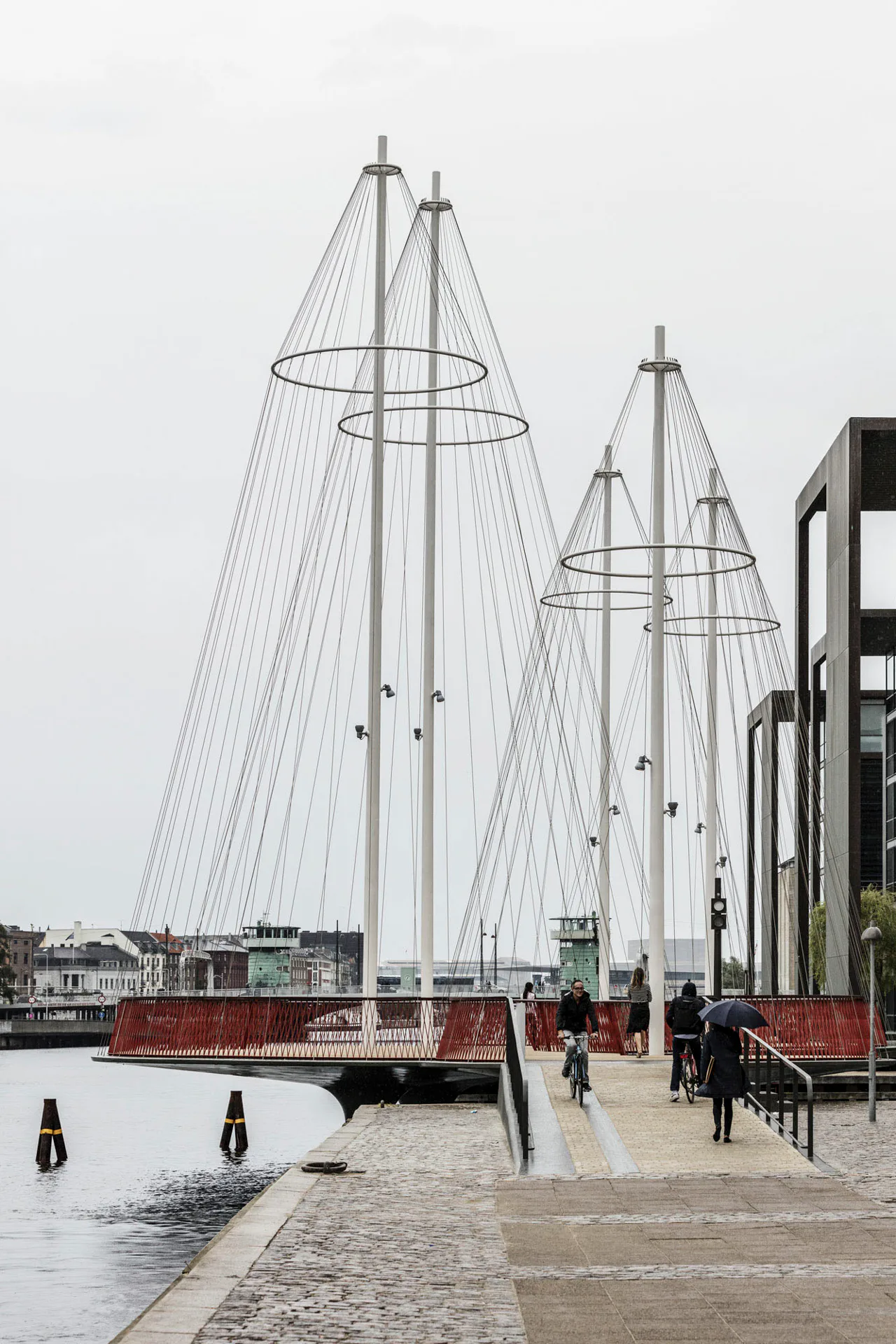 Fußgängerbrücke nach dem Entwurf von Olafur Eliasson
