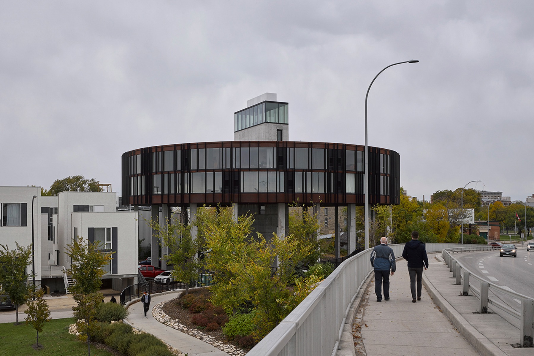 Betonring über dem Boden: Wohngebäude 62M in Winnipeg