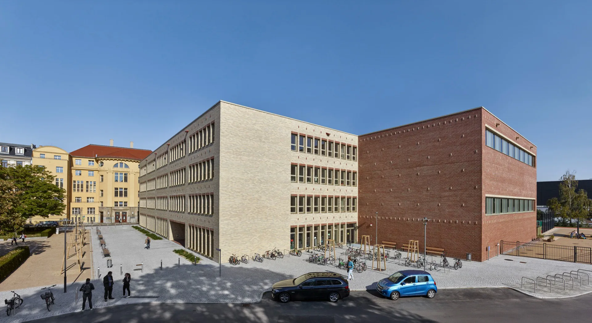 Die beiden rechteckigen Baukörper orientieren sich in Höhe und Proportion an ihrer Umgebung.