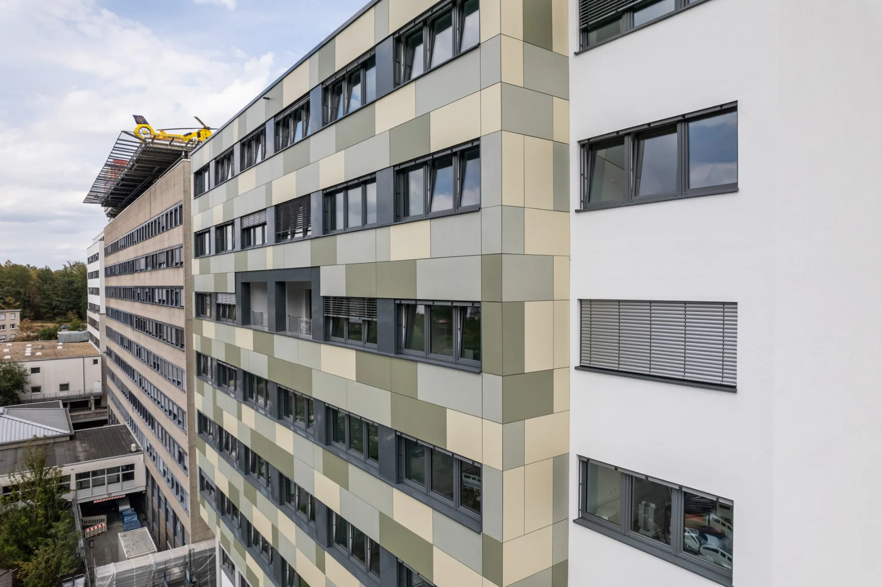 Über dem 2. OG kragen die Module 1,50 m aus und die Patientenzimmer gewinnen Platz