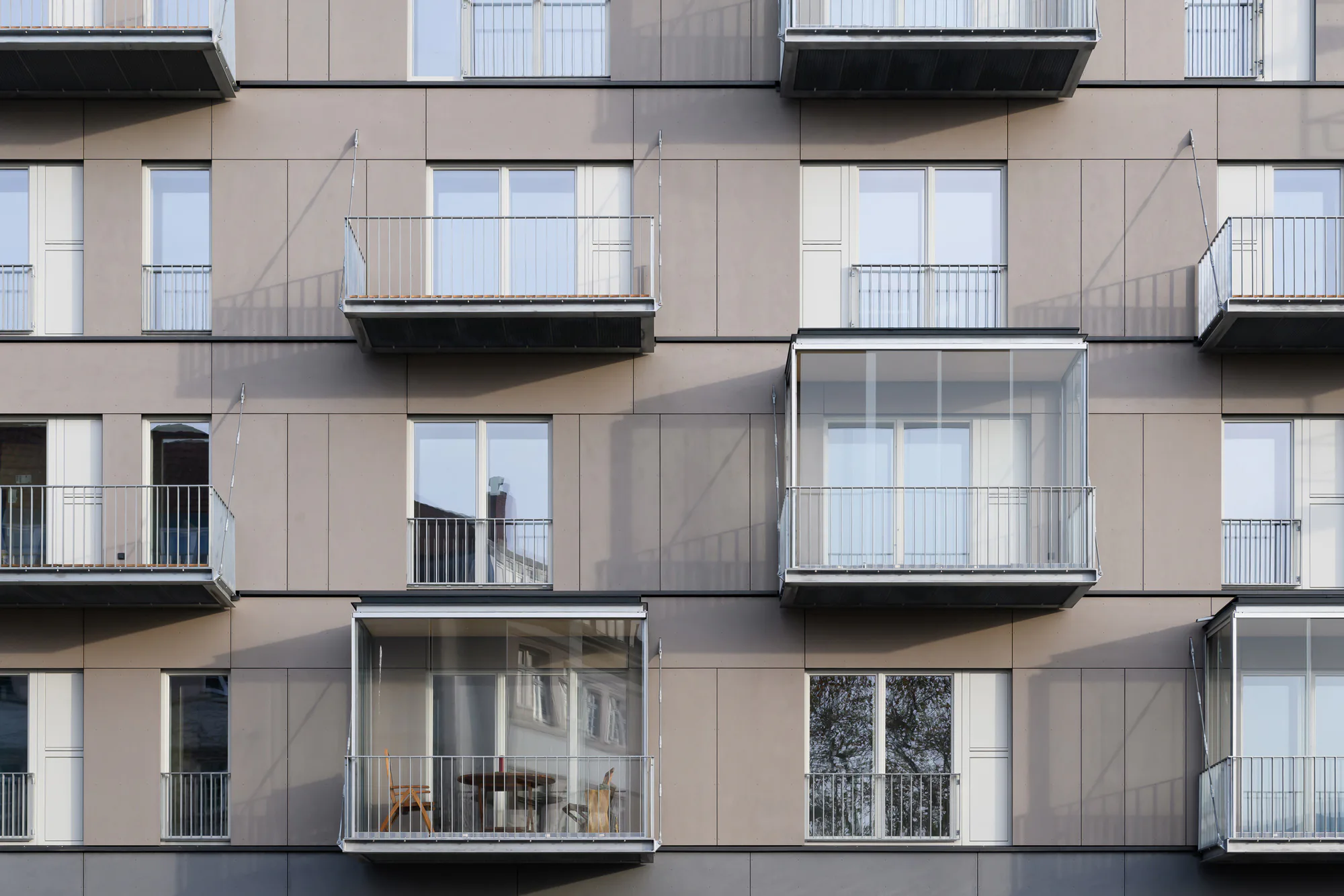 Fassade zur Straßenseite mit Eternitplatten und zum Teil eingehausten Balkonen