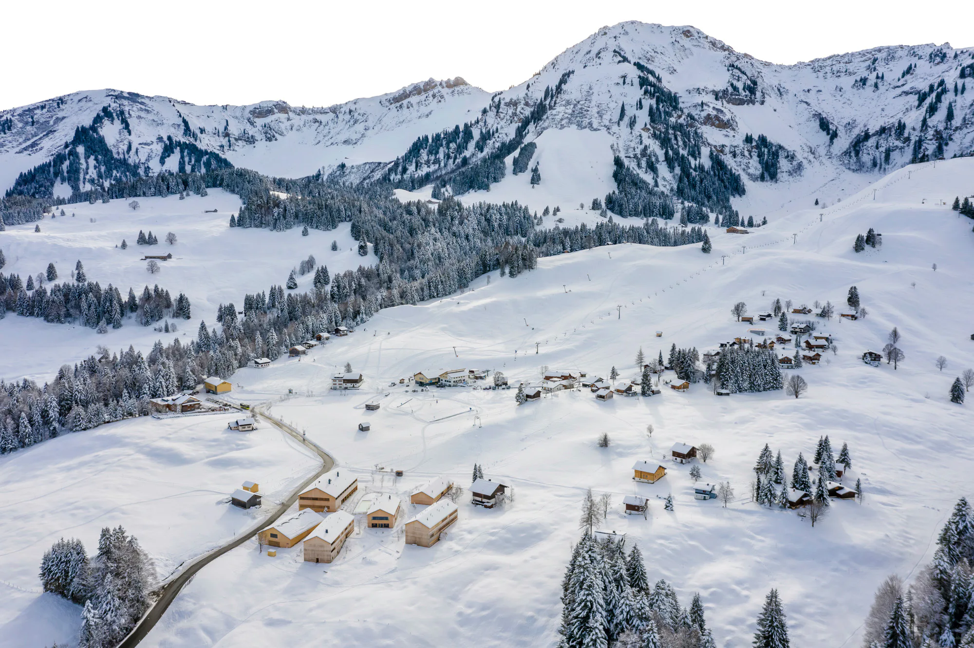 Das Hotel liegt auf 1000 m Höhe in der malerischen Berglandschaft.