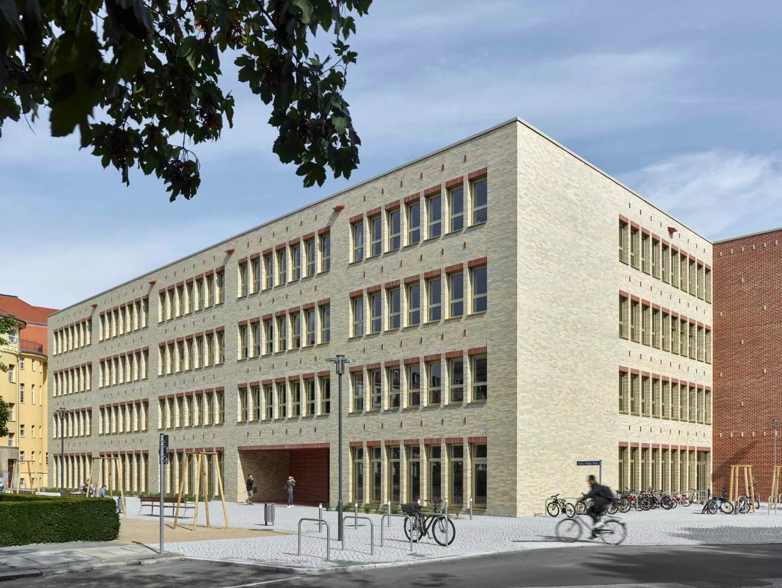Die Lochfassaden der Grundschule sind in gelbgrauem Klinker gemauert.