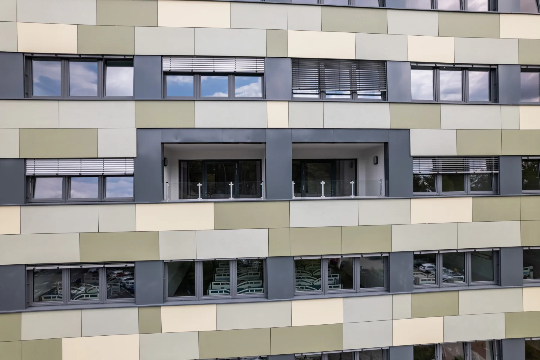 Der auskragende Bereich der Vorhangfassade ist mit Faserzementplatten farblich abgesetzt und akzentuiert die rund 40 m lange Fassade des Anbaus