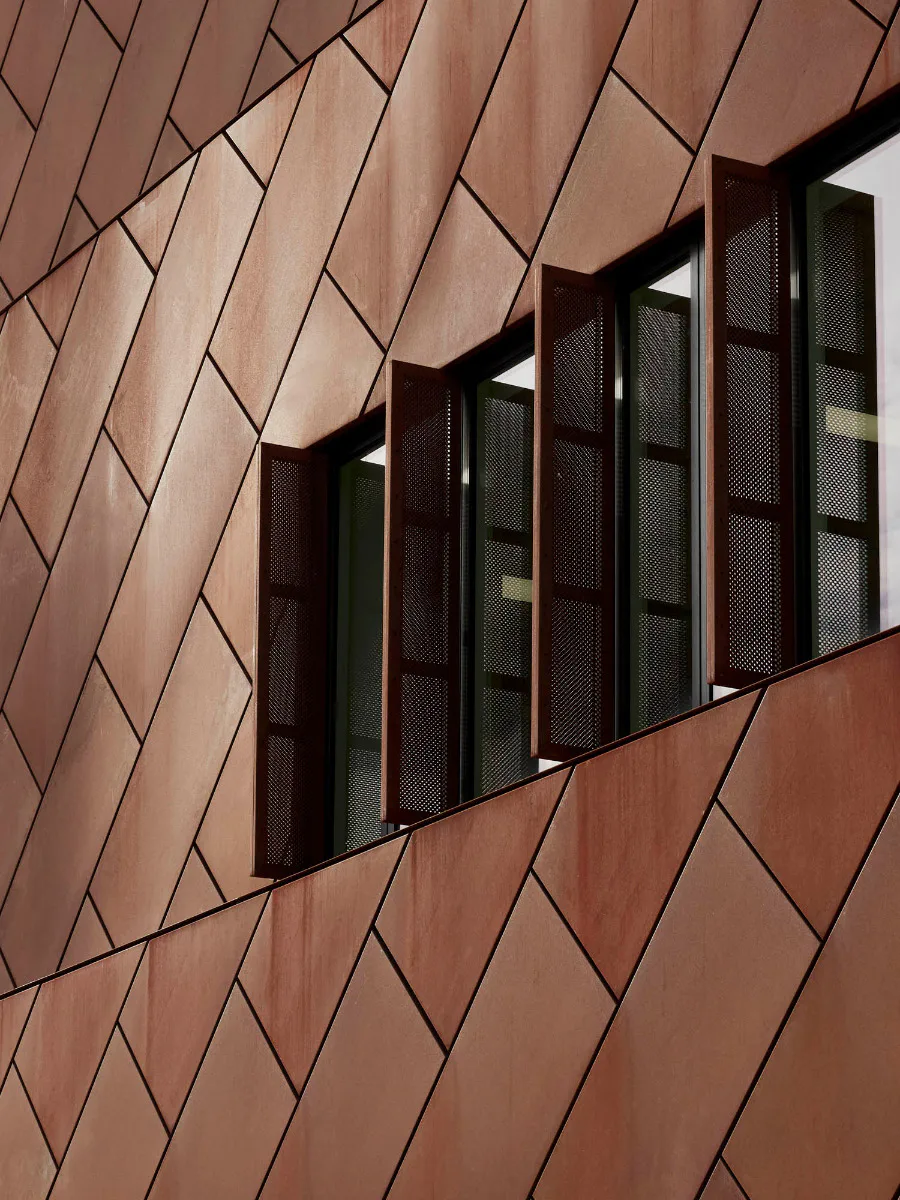 Diagonal verlegte Cortenstahlfassade