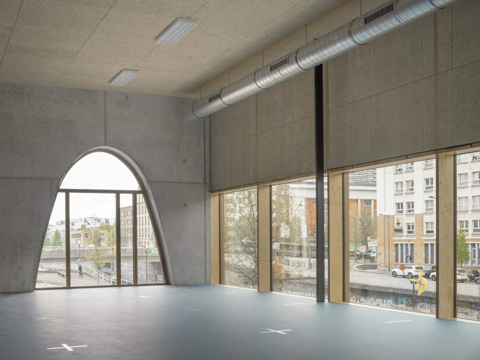 Neben einer großen Sporthalle gibt es zwei kleinere Hallen für Kampfsportarten.