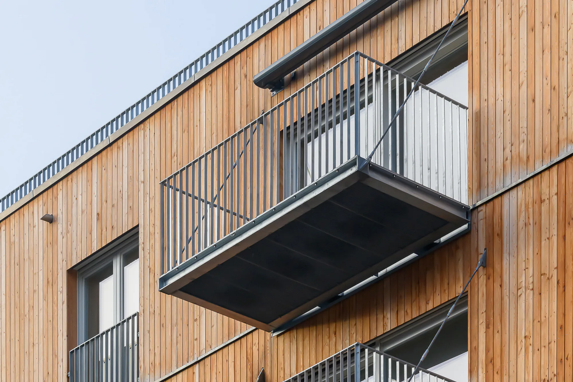 Die Fassade zum Hof ist mit unbehandeltem Lärchenholz bekleidet.
