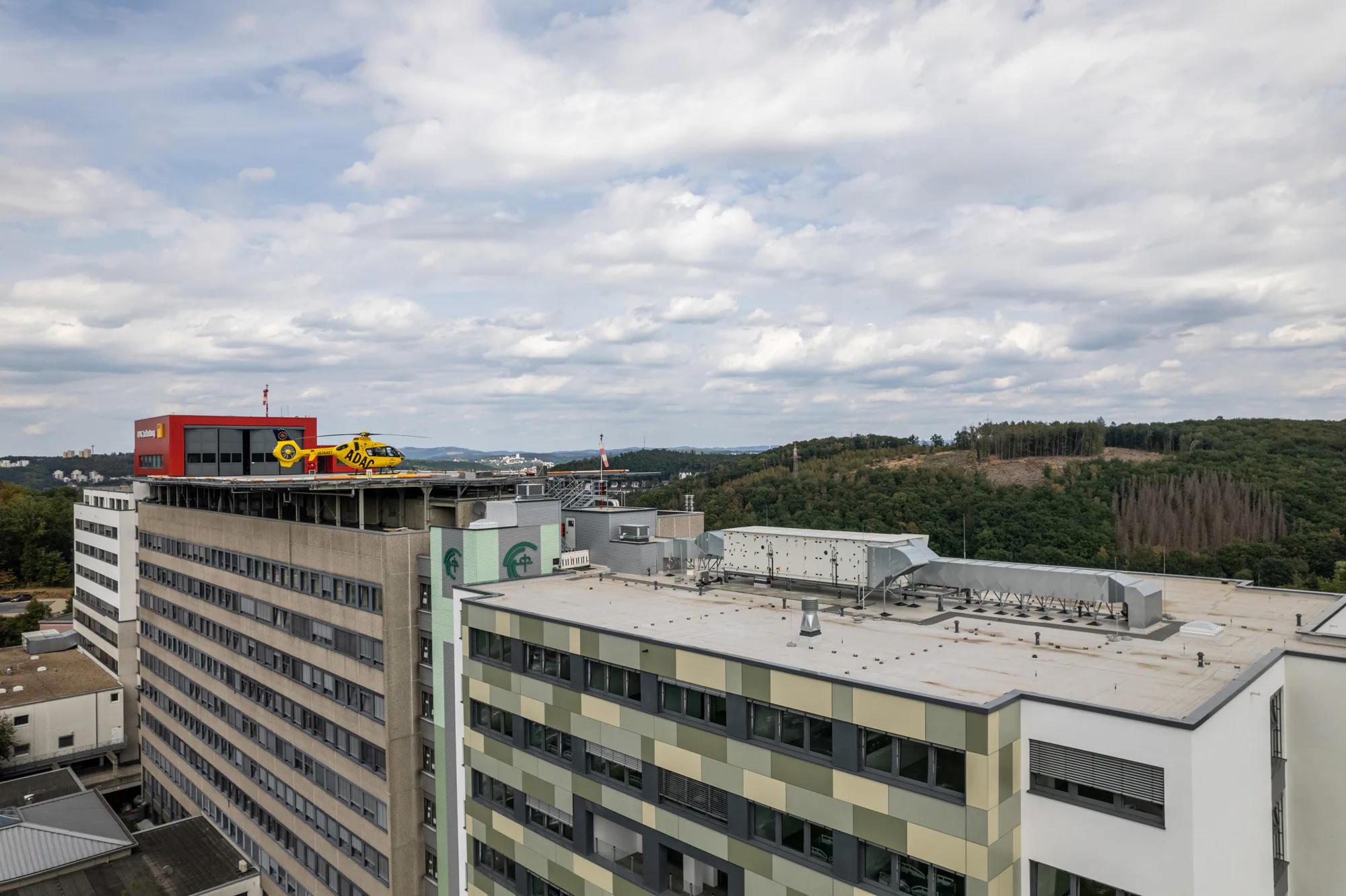 Die Innere Medizin, die Chirurgie und die neurologische Geriatrie sowie das Schlaganfallzentrum (Stroke Unit) befinden sich auf den oberen Etagen, nahe des neuen Hubschrauber-Landedeck auf dem Bestandsbau