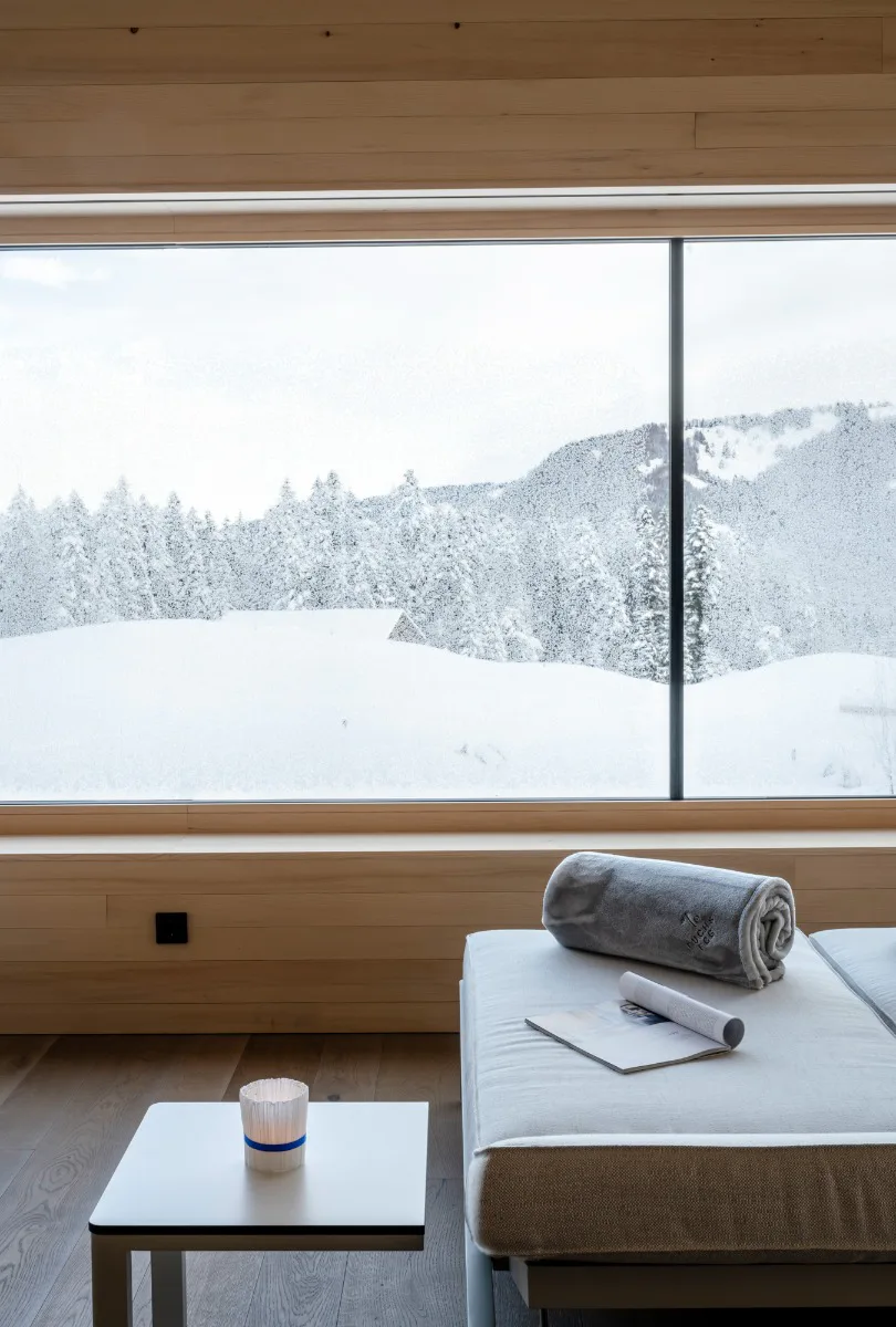 Vom Ruheraum im Sauna-Haus fällt der Blick in die Berglandschaft.