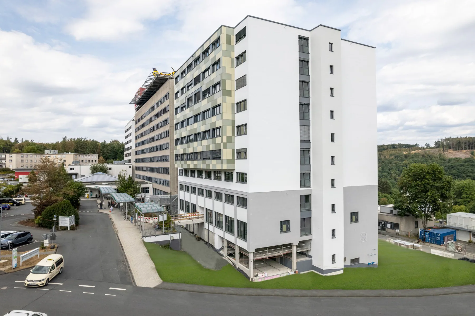 Das neue Bauteil G des Diakonie Klinikums Jung-Stilling in Siegen wurde im Südosten an das Bestandsgebäude angebaut. Fünf bauseitig errichtete Stahlbetongeschosse bilden die Basis für weitere sieben Modulbaugeschosse