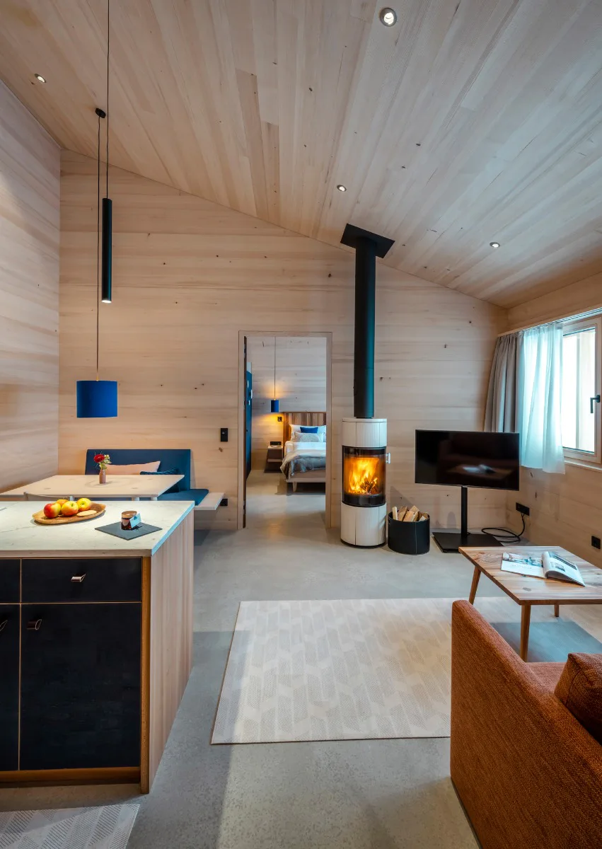 Die Zimmer sind mit Kaminöfen ausgestattet, die Gäste selbst anfeuern.