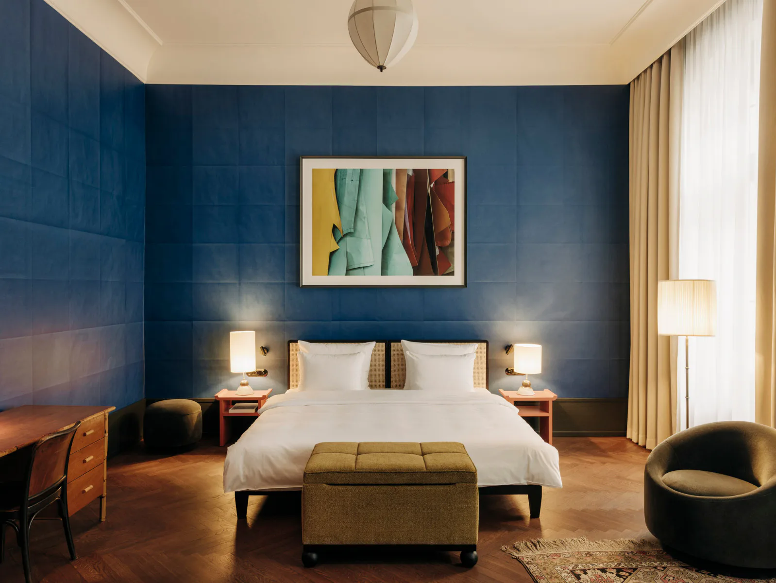 Die Zimmer haben un¬terschiedliche Grund¬risse und sind mit Kunst ausgestattet. Die blaue Tapete im Zimmer oben stammt von Thomas Demand.