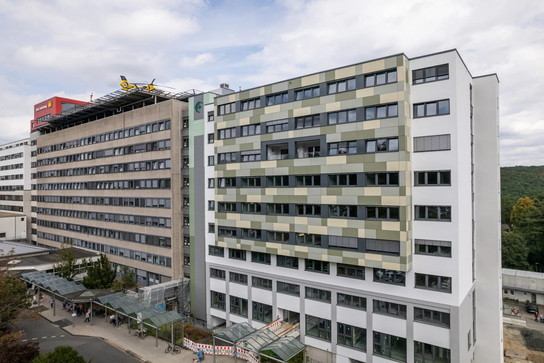 Die Innere Medizin, die Chirurgie und die neurologische Geriatrie sowie das Schlaganfallzentrum (Stroke Unit) befinden sich auf den oberen Etagen, nahe des neuen Hubschrauber-Landedeck auf dem Bestandsbau