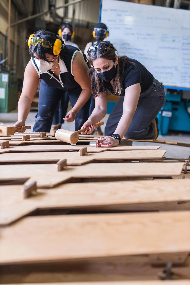 43 Stege fügen 150 Holzbretter zu einer mehrschichtigen Schichtstruktur.