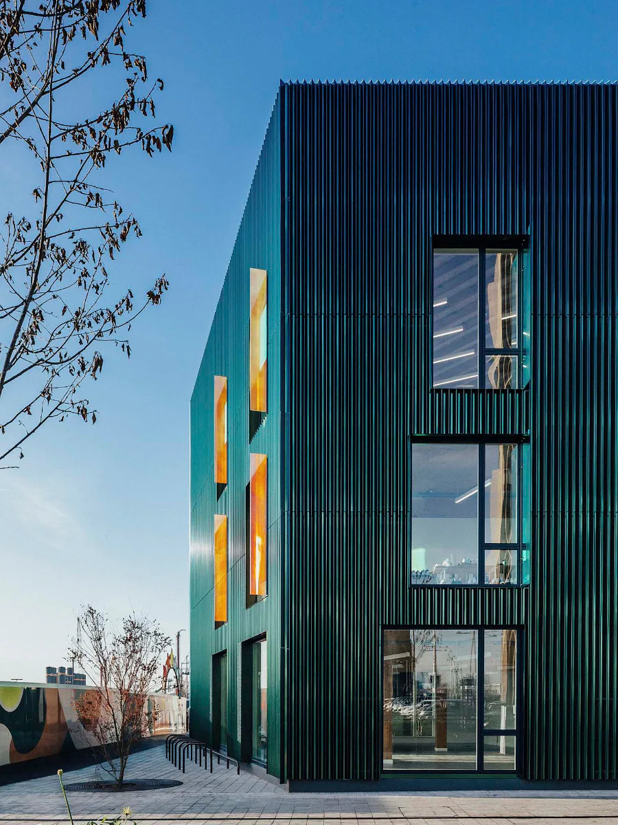 Die Fassade des kompakten Kubus ist in trapezförmigem Aluminium ausgeführt.