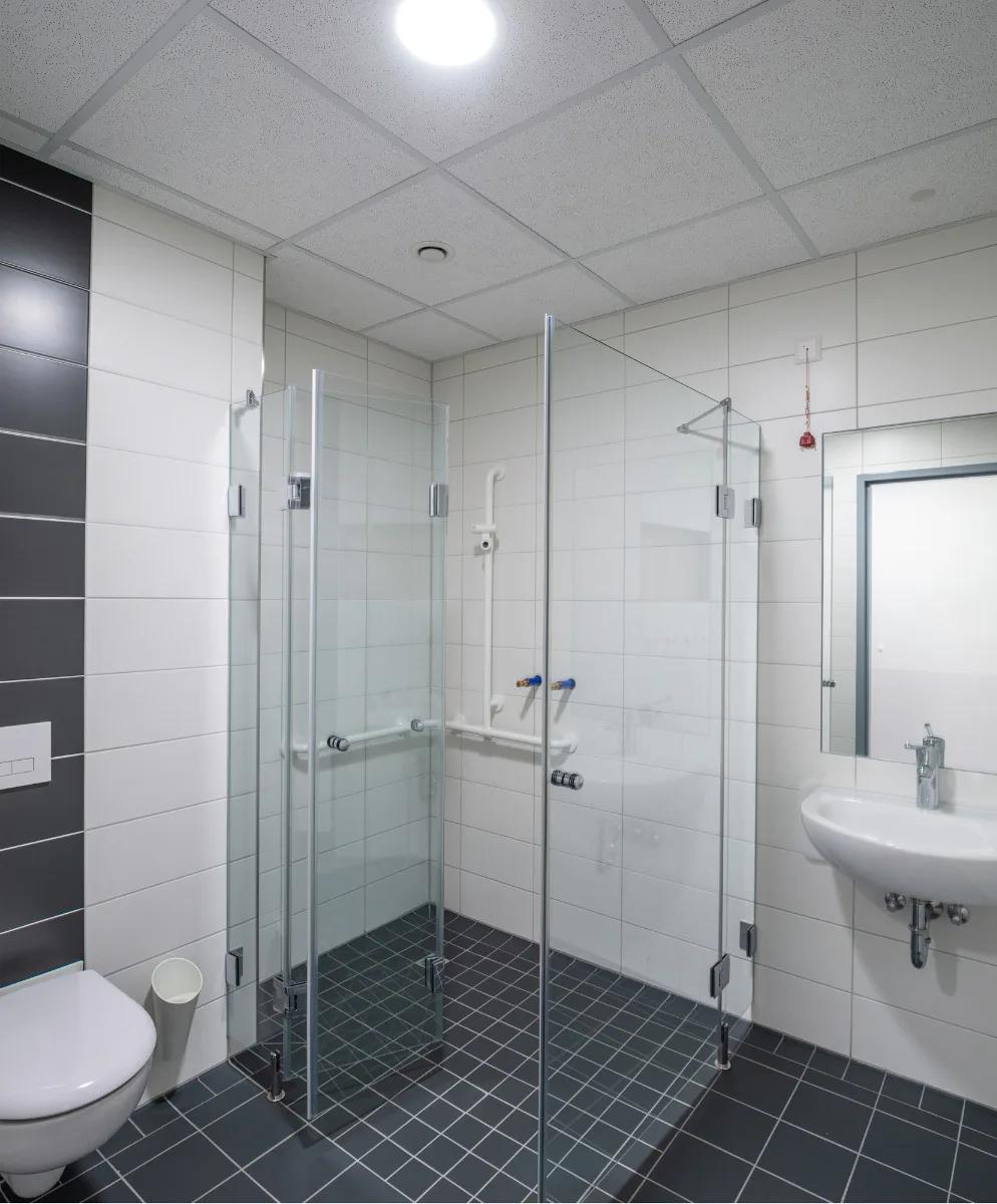 Geräumiges, barrierefreies Patientenbad im Neubau