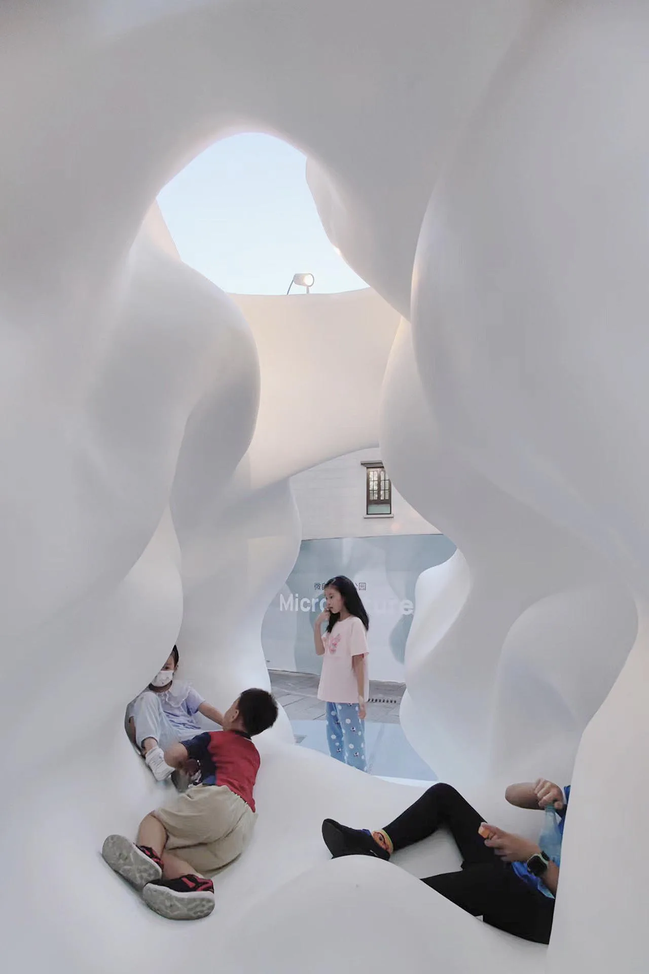 Kinder eignen sich die Höhle sofort an.
