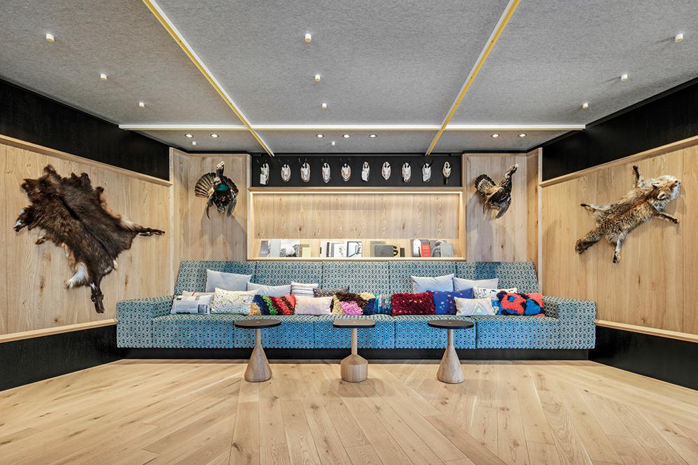 Mit frischem Blick auf regionale Traditionen gestaltete Modus die neuen Räume. Auch die Jagdtrophäen des Vaters finden ihren Platz darin.